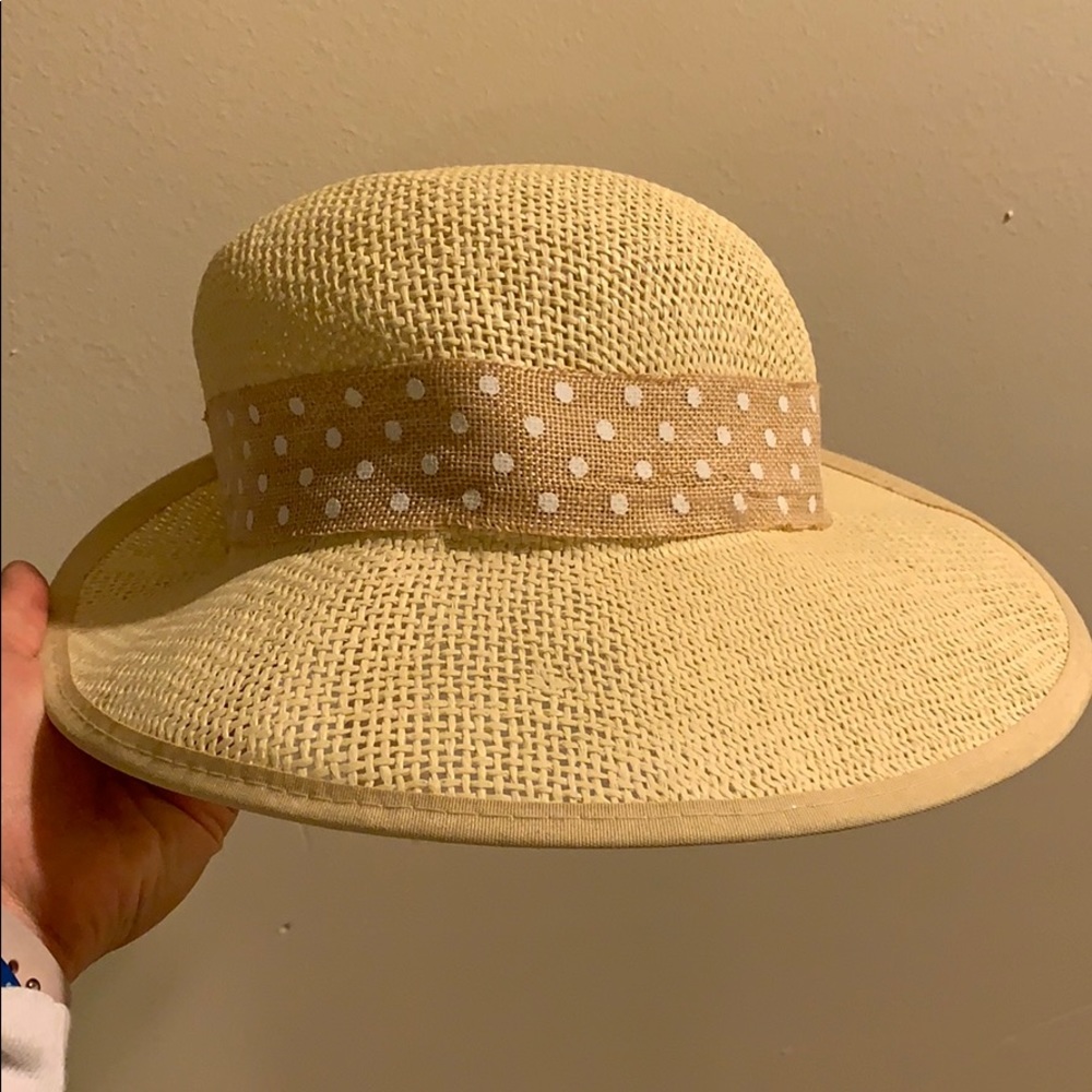 Super cute hat with bow